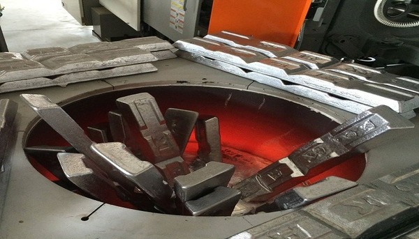 Nhôm phế liệu được nạp vào lò theo nguyên tắc từ từ