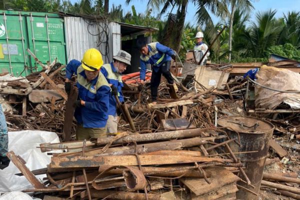 Nhân viên đến tận nơi thu mua phế liệu 