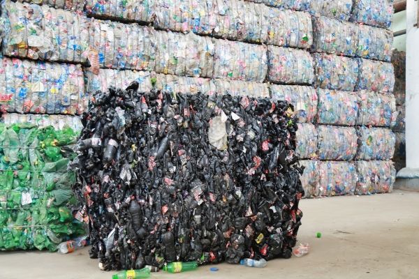 Phế liệu nhựa PET được ép gọn gàng sau khi thu mua 