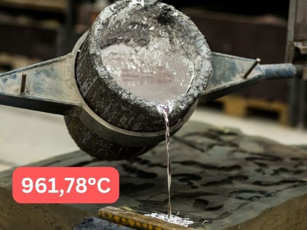 Nhiệt độ nóng chảy của Bạc là 961,78°C 