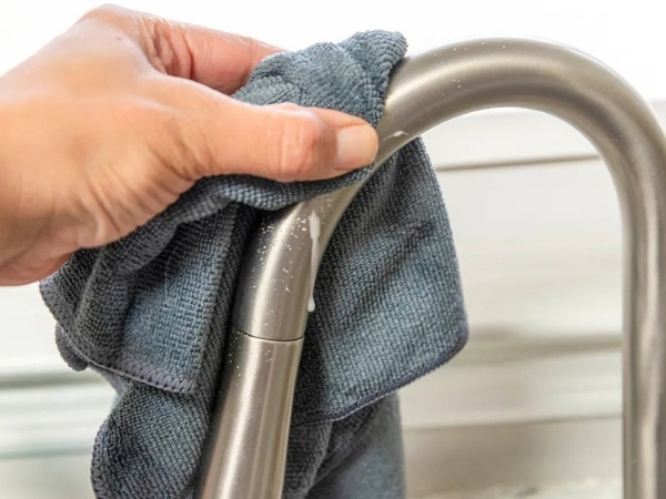 Vệ sinh định kỳ giúp duy trì độ bền và tính thẩm mỹ của đồ inox