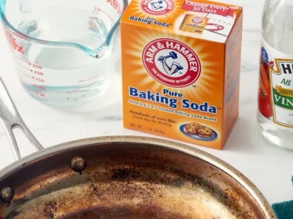 Sử dụng dung dịch làm sạch nhôm chuyên dụng và baking soda